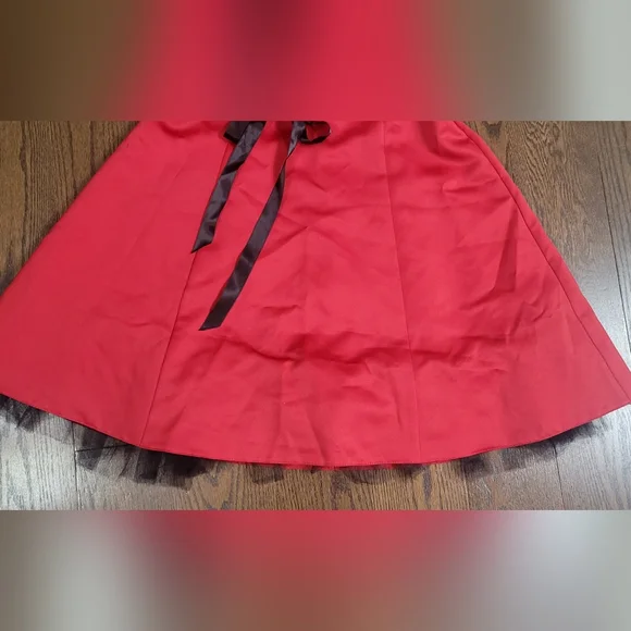 Beautiful Strapless red dress with black belt - Picture 9 of 11